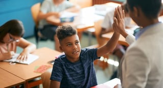 professor com aluno em sala de aula inglês iniciante - Fluentize